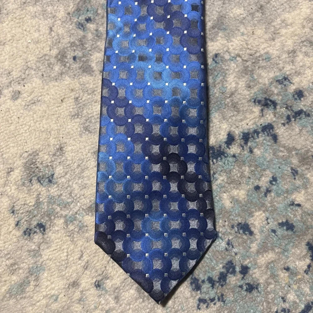 Arrow Neck Tie 100% Polyester Pre Owned but in Excellent Shape Very Stylish